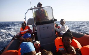 Ο Σάββας Κουρεπίνης χειρίζεται ένα από τα δύο φουσκωτά σκάφη διάσωσης της Proactiva ανοιχτά της Λιβύης.