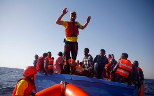 Ο 32χρονος ψαράς βάζει μπροστά τις μηχανές των βαρκών εν πλω.