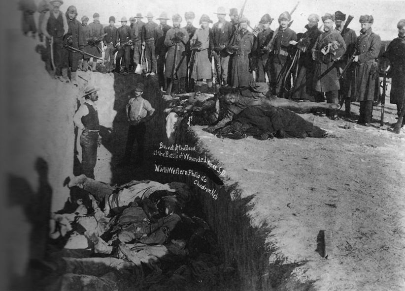 Αμερικανοί στρατιώτες θάβουν Ινδιάνους μετά την σφαγή ακόμα και γυναικόπαιδων (1890)