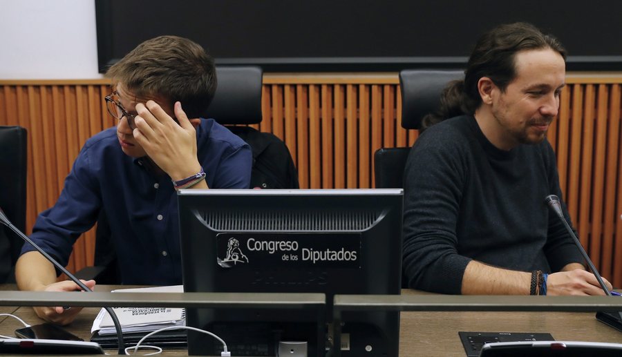 epa05604216 Podemos' General Secretary Pablo Iglesias (R) and Podemos' Lower Chamber of Spanish Parliament spokesman Inigo Errejon (L) during a meeting of the parliamentary group before the first investiture debate at the Lower Chamber of the Spanish Parliament in Madrid, Spain on 26 October 2016. Acting Prime Minister Mariano Rajoy is likely to be sworn in as president. EPA/BALLESTEROS