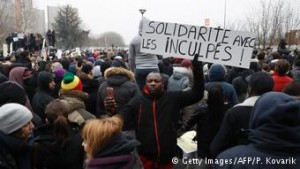 «Αλληλεγγύη με τους συλληφθέντες», αναγράφεται στο πλακάτ του διαδηλωτή στο Μπομπινί. 