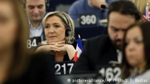 Η Μαρί Λεπέν απειλεί με δημιοψήφισμα για έξοδο της Γαλλίας από το ευρώ σε περίπτωση νίκης της 