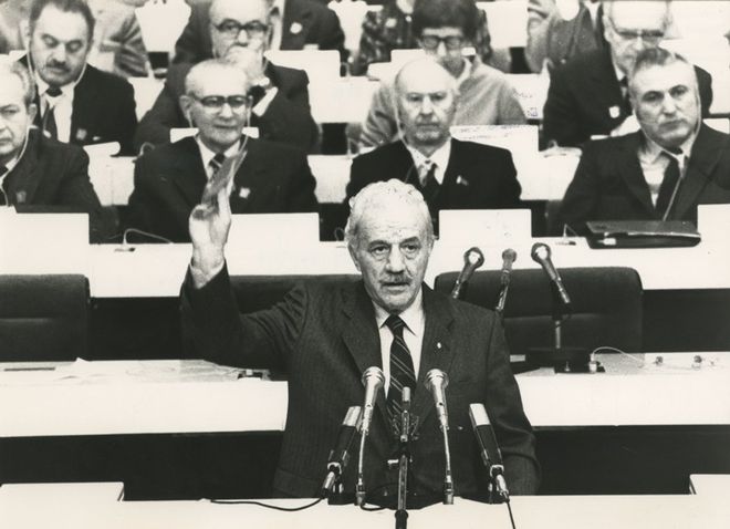 (Ο Χαρίλαος Φλωράκης ηγέτης του ΚΚΕ από το 1972 μέχρι το 1991)