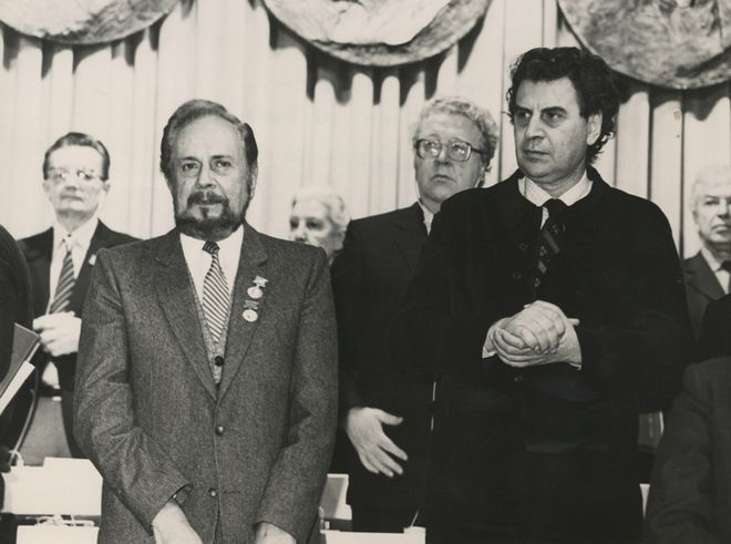 (Γιάννης Ρίτσος και Μίκης Θεοδωράκης στην επίσημη έναρξη του 11ου Συνεδρίου του ΚΚΕ, το 1982)