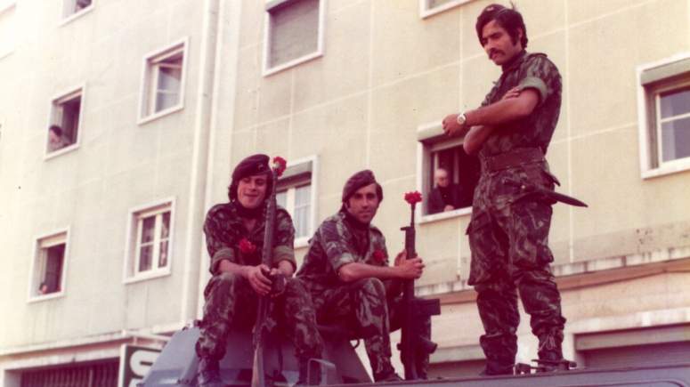 152733g-une_vie-_la_revolution_des_oeillets_portugal_1975robertdubrou-blogspot-com_-_lisbonne1975002