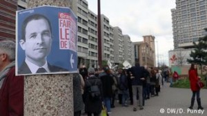 Αφίσα του Μπενουά Αμόν σε κεντρικό δρόμο εργατικής συνοικίας της Λιλ
