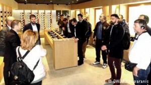 Ο Άρμεν Γκραντλ (αριστερά) ενημερώνει εκπροσώπους ελληνικών συνεταιρισμών για τη λειτουγία του συνεταιριστικού οινοποιείου Eisacktal
