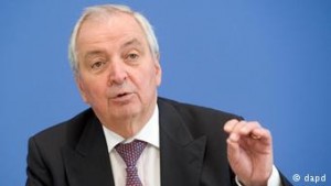 Ο 79χρονος σήμερα Κλάους Τέπφερ είναι ένας από τους γνωστότερους γερμανούς ειδικούς σε θέματα που αφορούν στην προστασία του περιβάλλοντος και του κλίματος