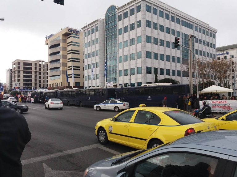 Κλούβες τον ΜΑΤ έξω από το Χρηματιστήριο Αθηνών, προκειμένου να πραγματοποιηθεί η έκτακτη γενική συνέλευση τον Δεκέμβριο του 2016