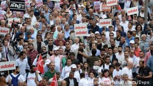 Μέρα με τη μέρα αυξάνεται ο αριθμός των συμμετεχόντων στην πορεία