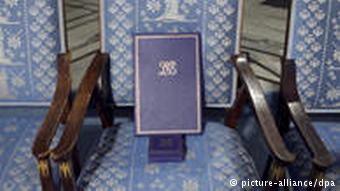 Το βραβείο Νόμπελ στην άδεια καρέκλα του Λιου Σιαομπό κατά τη διάρκεια της απονομής