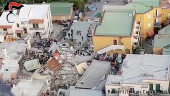 Η Ίσκια βρίσκεται κοντά στα Φλεγραία Πεδία, τα οποία περιλαμβάνουν 24 υποθαλάσσιους κρατήρες και ηφαιστειακά μορφώματα