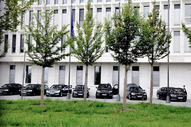 epa06121525 Mercedes limousines on a parking lot during the 'National Diesel Forum' in Berlin, Germany, 02 August 2017. Representatives of politics and German car industry met for 'Diesel Summit' to discuss the issue of nitrogen oxide emissions of Diesel engines built in cars of German brands.  EPA/CARSTEN KOALL