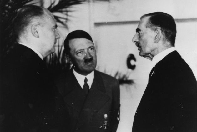  Ο Βρετανός πρωθυπουργός Νέβιλ Τσαμπερλέιν με τον Αδόλφο Χίτλερ στο Μόναχο τον Σεπτέμβριο του 1938 | AP Photo 