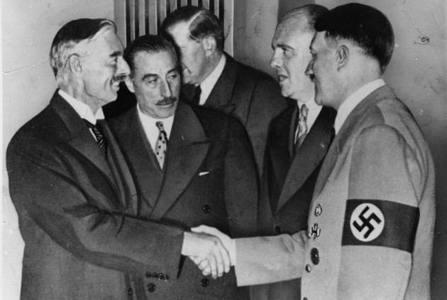 Ο Χίτλερ δίνει το χέρι του στον βασικό εκφραστή της πολιτικής του... κατευνασμού, τον Βρετανό πρωθυπουργό Τσάμπερλεν | AP Photo 
