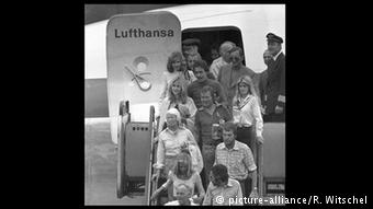 Οκτώβριος 1977: Οι όμηροι του αεροσκάφους "Λάντσχουτ" επιστρέφουν σώοι και αβλαβείς στη Φραγκφούρτη