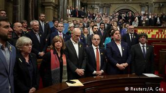 Μετά το "ναι" στην ανεξαρτησία οι καταλανοί βουλευτές τραγουδούν τον ύμνο της Καταλονίας 