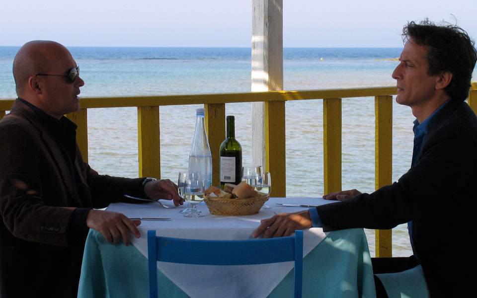 «Η Αντελίνα τού είχε ετοιμάσει διπλή μερίδα σαρτού, ρύζι με κεφτεδάκια και αρακά μαγειρεμένον σε φόρμα και, επιτέλους, μια μεγάλη τηγανιά καλαμαράκια και γαρίδες». Οι γαστριμαργικές περιγραφές του Καμιλλέρι είναι απολαυστικές. 