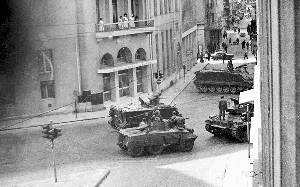 Πειραιώς και Σωκράτους, γωνία, 21 Απριλίου 1967. Η φωτογραφία ελήφθη από τα γραφεία της «Καθημερινής» την τελευταία ημέρα της κυκλοφορίας της.