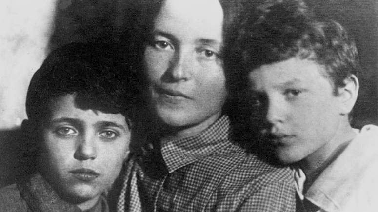 259744g-julia_schucht_with_sons_1930s