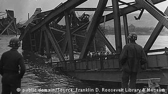 Η γέφυρα του Ρεμάγκεν λίγο πριν την κατάρρευσή της μετά την προέλαση των συμμάχων (Πηγή: Βιβλιοθήκη Φραγκλίνου Ρούσβελτ, N. Yόρκη)