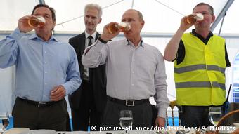 O Γκέρχαρντ Σρέντερ με τον Βλαντιμίρ Πούτιν το 2009