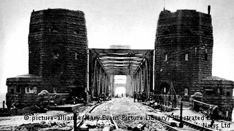 Φωτογραφία από τη γέφυρα του Ρεμάγκεν το 1945 (Πηγή: Αρχείο Βιβλιοθήκης Μέρι Έβανς)