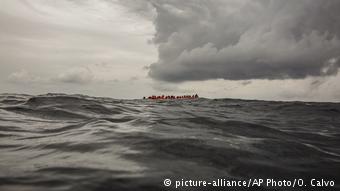 Συνεργάτες ισπανικής ΜΚΟ διασώζουν πρόσφυγες κοντά στις ακτές της Λιβύης