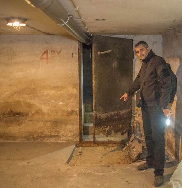 Ο κ.Κυρίμης δείχνει την πόρτα του καταφυγίου κάτω από το κτίριο που στεγάζει το υπουργείο Οικονομικών: είναι στον δεύτερο υπόγειο όροφο και ήταν για δεκαετίες πλημμυρισμένο με αποτέλεσμα τις φθορές στην πόρτα του.