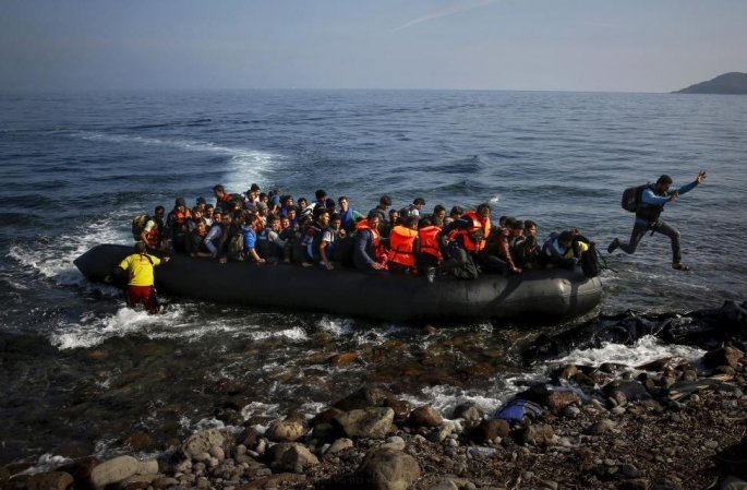 Πρόσφυγες σε βάρκα στο Αιγαίο