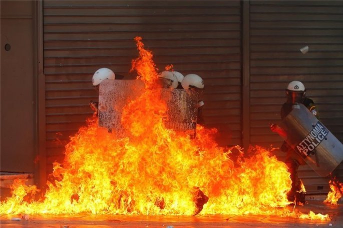 Άνδρες των ΜΑΤ στις φλόγες σε επεισόδια στην πλατεία Συντάγματος