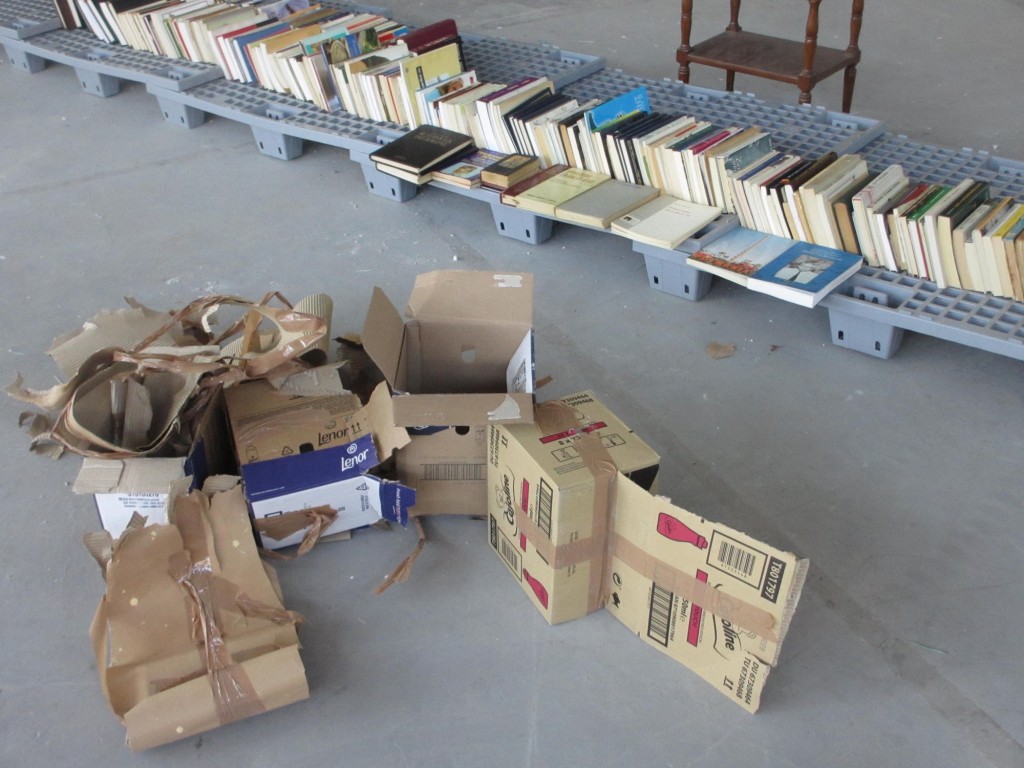 Οι κούτες ανοίγονται και όλο και περισσότερα βιβλία συλλέγονται στην οδό Πειραιώς 132. Φωτογραφία από το Facebook του κ. Λεωνίδα.