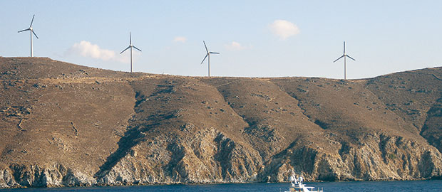 Στο μακρύ διάστημα που μεσολαβεί από την αδειοδότηση μέχρι την κατασκευή του αιολικού πάρκου, τις περισσότερες φορές μεταβάλλονται ριζικά βασικές παραδοχές των επιχειρηματικών σχεδίων, από το κόστος του δανεισμού έως τις τιμές διάθεσης ενέργειας και από τους φορολογικούς συντελεστές έως τις επιβαρύνσεις στα ακίνητα και την ίδια τη ζήτηση.