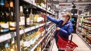 Στα ράφια των σούπερ μάρκετ βρίσκει κανείς όλο και περισσότερα κρασιά από τον ευρωπαϊκό βορρά