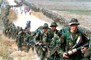 Βάσει της συμφωνίας, οι Farc, η παλαιότερη ομάδα ανταρτών της Λατινικής Αμερικής, η οποία ξεκίνησε τον ένοπλο αγώνα της κατά του κράτους το 1964 με τη σημαία της κοινωνικής δικαιοσύνης, δεσμεύεται στη μετατροπή της σε νόμιμο πολιτικό κόμμα   (Φωτογραφία:  Reuters )