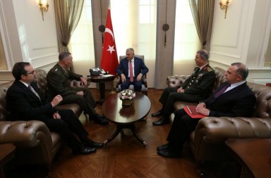 H επίσκεψη του αρχηγού του γενικού επιτελείου των ΗΠΑ, στρατηγού Ντάνφορντ, στην Αγκυρα (αριστερά, με τον Τούρκο πρωθυπουργό Μπιναλί Γιλντιρίμ), την περασμένη εβδομάδα, φαίνεται ότι άνοιξε τον δρόμο για την επιστροφή των αμερικανοτουρκικών σχέσεων σε κλίμα ομαλότητας.