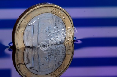epa04547273 An illustration picture shows a one euro coin in water, which reflects the Greek flag, in Schwerin, Germany, 05 January 2015. The situation in Greece and the monetary policy of the ECB have caused the commom currency euro to drop to its lowest rate since 2006.  EPA/JENS BUETTNER