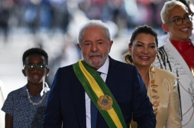 epa10385778 Brazil's President Luiz Inacio Lula da Silva (C) and First Lady Rosangela da Silva (2-R) react following Lula's inauguration ceremony in Brasilia, Brazil, 01 January 2023. Lula was sworn in for his third term as President of Brazil after winning the October 2022 general elections.  EPA/Andre Borges