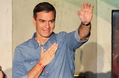 Spain's Socialist leader and Prime Minister Pedro Sanchez, salutes his supporters during the general election, in Madrid, Spain, July 23, 2023. REUTERS/Nacho Doce